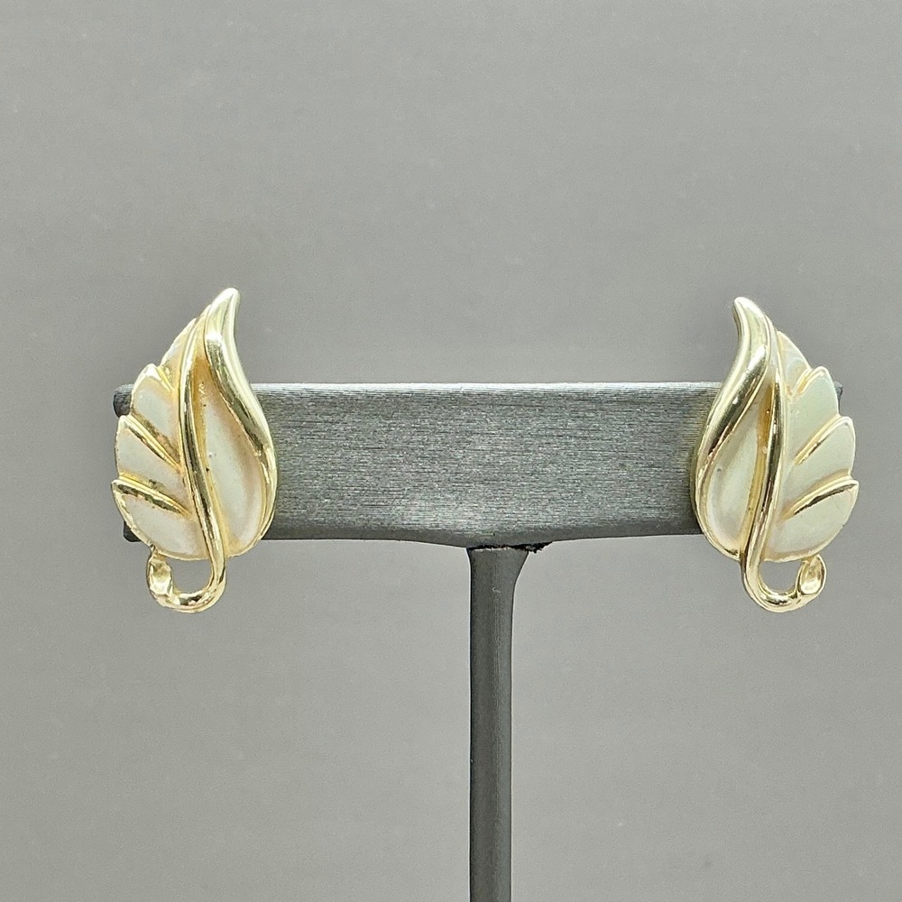 Coro Earrings Women Gold Tone White‎ Enamel Leaf Vintage Screw Back 1 Inch